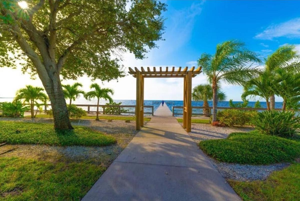 Beautiful New Luxury Townhome With Private Beach And Swimming Pools Ruskin Exterior foto